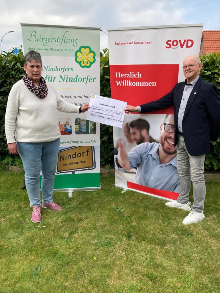 Berit Winter (2. Vorsitzende Bürgerstiftung Nindorf) und Ernst-Otto Panier (1. Vorsitzender Sozialverband Meldorf-Geest)